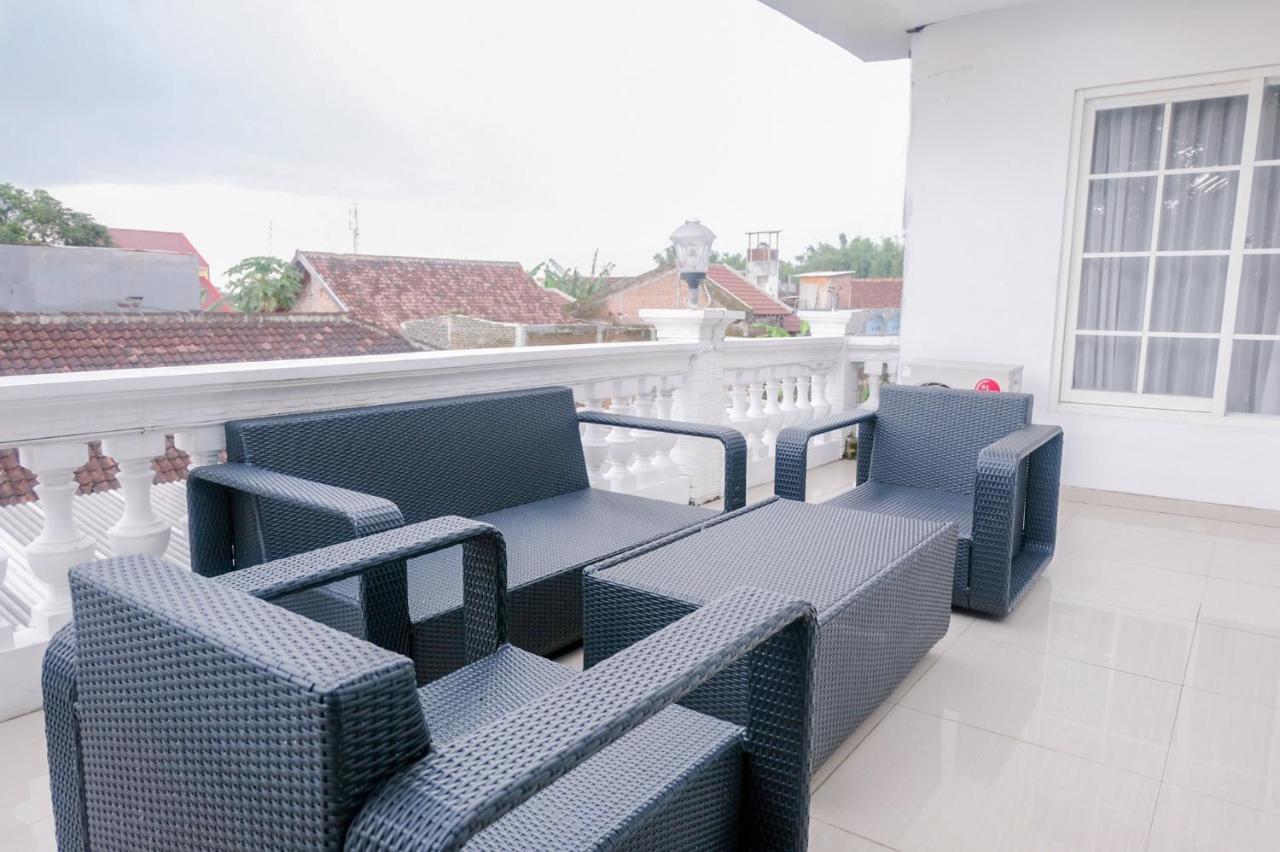 Oyo 696 Hasanah Guest House Syariah De Saphire Malang Exteriér fotografie